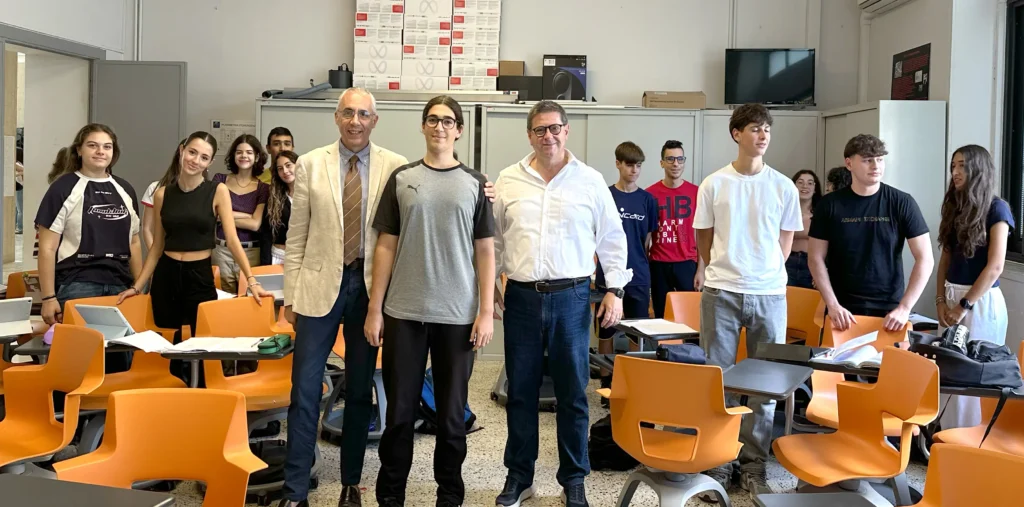 Fabrizio Giacomi e la II C con il DS prof. Lattante