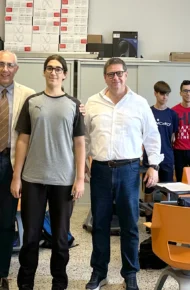 Foto di Fabrizio con il Preside e la Classe